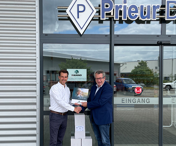 Lars Bunke, Area Manager North at Hanno, congratulates Oliver Prieur.